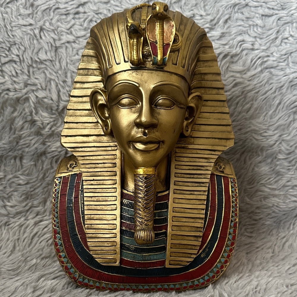 Gold colored Pharaoh Decor - Picture 3 of 10